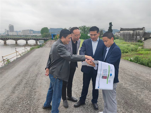 4月22日，王縣帶隊調研豐樂(lè )河右岸濱江路要素保障事宜1。.jpg