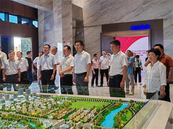 7月18日上午，歙縣人工智能創(chuàng  )客中心正式投入使用并舉行揭牌儀式，縣委常委、常務(wù)副縣長(cháng)詹凱主持儀式，縣委副書(shū)記、縣長(cháng)王奇勇和徽投集團黨委書(shū)記、董事長(cháng)洪筱明共同為歙縣人工智能創(chuàng  )客中心揭牌?？h委常委、縣經(jīng)開(kāi)區管委會(huì )主任王坤，副縣長(cháng)程衍生，縣政協(xié)副主席、財政局局長(cháng)曹胡翠，縣直有關(guān)部門(mén)、縣各金融機構主要負責同志，共同見(jiàn)證揭牌儀式，并觀(guān)摩富豐新城片區投資規劃沙盤(pán)、集團企業(yè)館2。.jpg