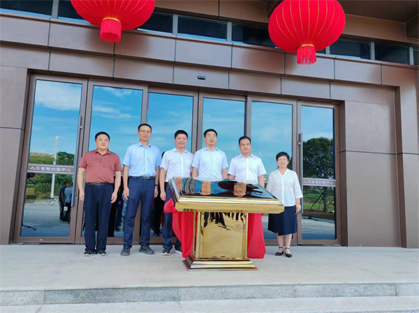 7月18日上午，歙縣人工智能創(chuàng  )客中心正式投入使用并舉行揭牌儀式，縣委常委、常務(wù)副縣長(cháng)詹凱主持儀式，縣委副書(shū)記、縣長(cháng)王奇勇和徽投集團黨委書(shū)記、董事長(cháng)洪筱明共同為歙縣人工智能創(chuàng  )客中心揭牌?？h委常委、縣經(jīng)開(kāi)區管委會(huì )主任王坤，副縣長(cháng)程衍生，縣政協(xié)副主席、財政局局長(cháng)曹胡翠，縣直有關(guān)部門(mén)、縣各金融機構主要負責同志，共同見(jiàn)證揭牌儀式，并觀(guān)摩富豐新城片區投資規劃沙盤(pán)、集團企業(yè)館1。.jpg