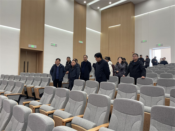 1月4日，洪董陪同吳志平書(shū)記檢查行知研學(xué)基地會(huì )務(wù)準備情況。.jpg