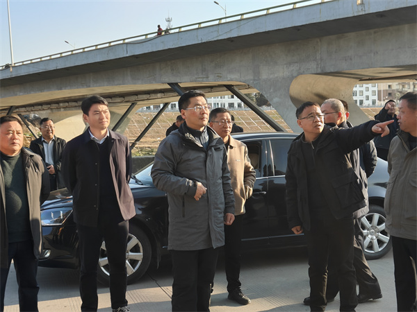 1月19日下午，縣政府縣長(cháng)實(shí)地調研新安江流域防洪治理工程項目進(jìn)展情況，副縣長(cháng)程偉，縣政府辦、縣水利局、縣應急局、縣住建局、縣城管局、徽投集團、徽城鎮、桂林鎮有關(guān)負責同志隨同參加。.jpg