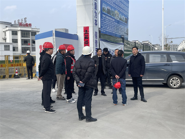 2月5日，縣長(cháng)王奇勇帶隊調研新徽商創(chuàng  )業(yè)基地一期一標段項目春節后復工復產(chǎn)工作，黃山徽投集團總經(jīng)理潘楷金陪同調研。.jpg