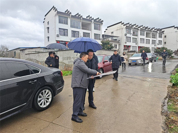 2月20日，洪董陪同汪凱書(shū)記調研鄭村鎮黎明安置區.jpg