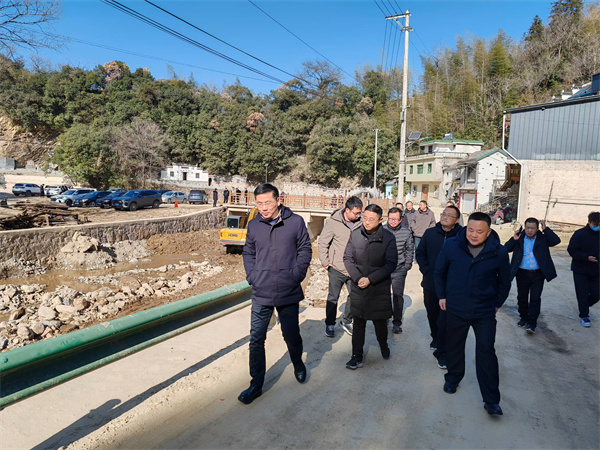 2月9日，王縣長(cháng)帶隊到皋經(jīng)村開(kāi)展災后恢復重建工作調研.jpg