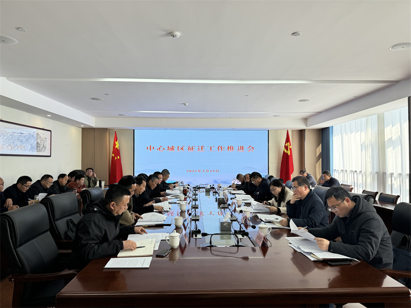 3月19日，縣長(cháng)王奇勇帶隊調研富豐新城張家山小區項目，黃山徽投集團總經(jīng)理潘楷金、副總經(jīng)理余禮通陪同調研，隨后在集團17樓主持召開(kāi)歙縣中心城區征遷工作推進(jìn)會(huì )。.jpg