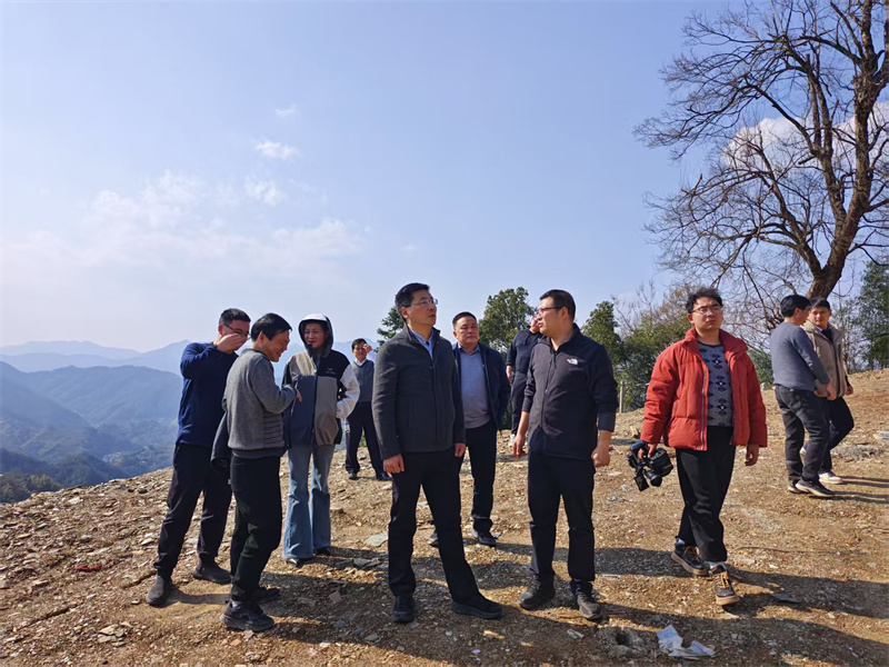 3月18日，縣長(cháng)王奇勇帶隊調研石潭景區項目，黃山徽投集團黨委書(shū)記、董事長(cháng)洪筱明陪同調研。.jpg
