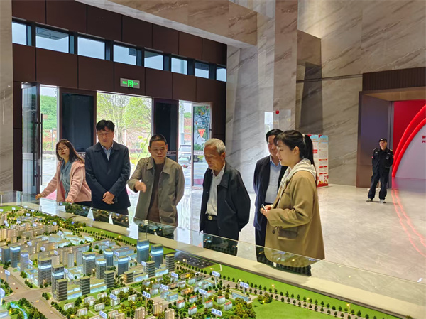 4月17日，潘總陪同市人大常委會(huì )原副主任鮑小如一行調研富豐新城項目.jpg