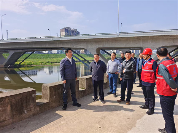 4月7日，洪董，張總陪同王奇勇縣長(cháng)一行調研防洪工程項目.jpg