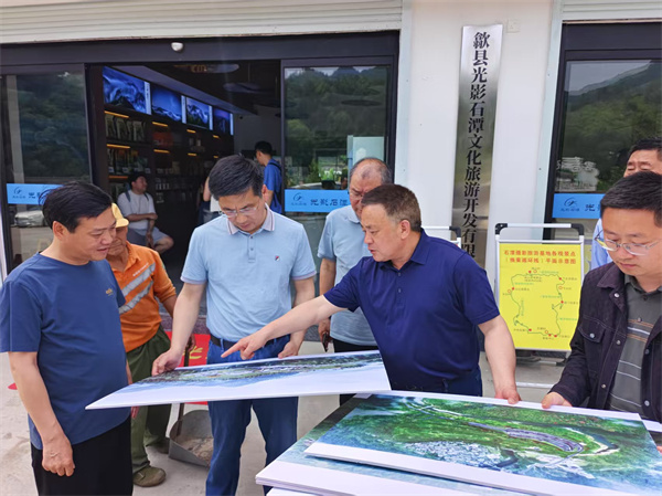 5月4日，洪董陪同王奇勇縣長(cháng)一行調研石潭景區項目.jpg