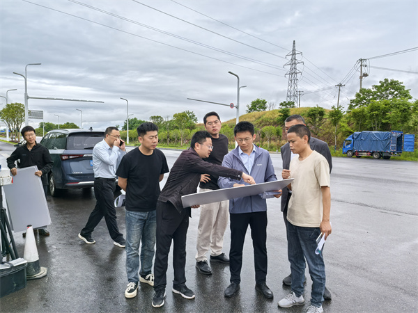 5月9日，常務(wù)副縣長(cháng)戴維調研富豐新城片區項目，潘總、余總陪同.jpg