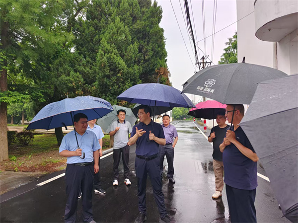 5月22日，洪董陪同王奇勇縣長(cháng)一行到潭渡中學(xué)調研.jpg