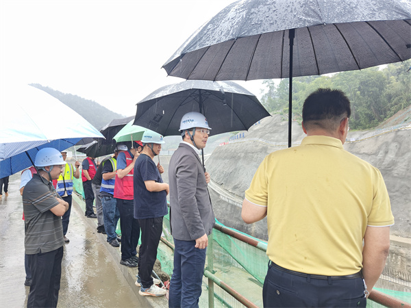 5月30日，王縣長(cháng)調研防洪工程隧洞進(jìn)展情況，并查看下游防汛工作，集團潘總，張總陪同調研1。.jpg