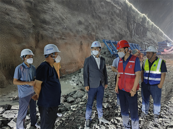 5月30日，王縣長(cháng)調研防洪工程隧洞進(jìn)展情況，并查看下游防汛工作，集團潘總，張總陪同調研。.jpg