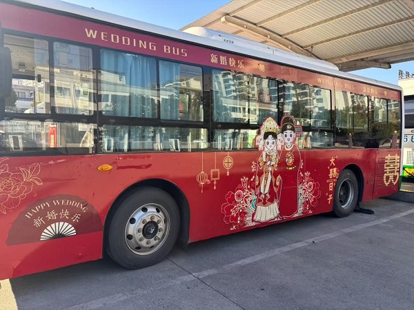 25.12.15公交車(chē)變身婚車(chē)1.jpg