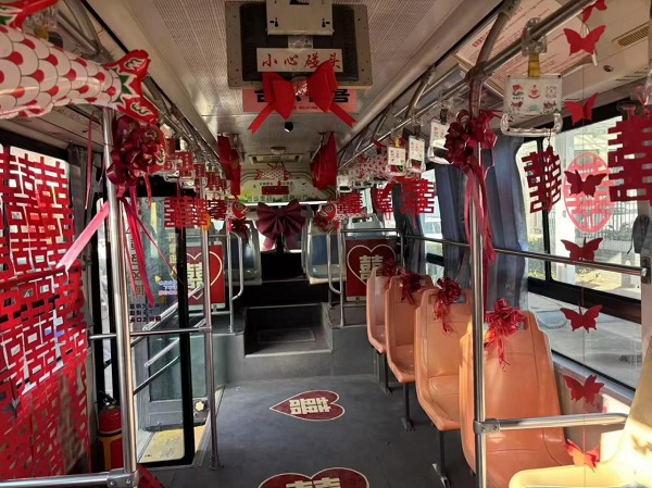 25.12.15公交車(chē)變身婚車(chē).jpg