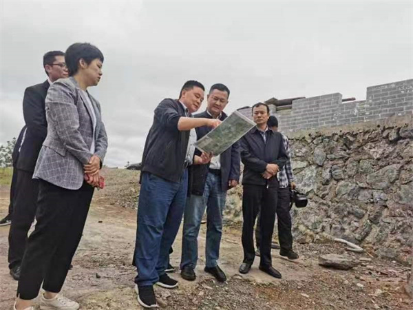 5月10日，副縣長(cháng)徐涌泗一行調研湖田山項目，黃山徽投集團黨委書(shū)記、董事長(cháng)洪筱明，湖田山執行董事邢輝姣陪同2.jpg