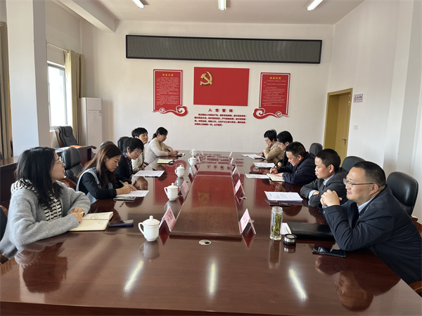 11月7日，縣組織部常務(wù)副部長(cháng)邵靈花，縣紀委副書(shū)記吳嵐送集團黨務(wù)委員、紀委書(shū)記江黎君，集團財務(wù)總監葉江圓到集團任職，集團班子成員參加。.jpg