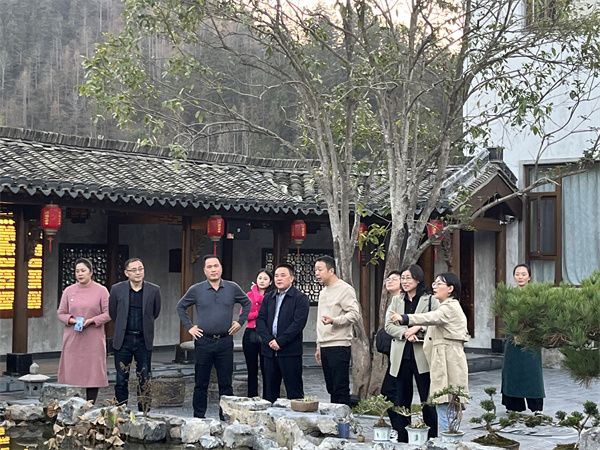 11月26日，縣人大鄭向陽(yáng)主任帶隊考察黟縣泊心云宿建成運營(yíng)情況，洪董，方總，葉總陪同調研。.jpg