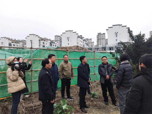 2月2日，副縣長(cháng)林一凡會(huì )市監局、徽城鎮等相關(guān)部門(mén)調研城西鄰里中心附屬配套物管用房項目1.jpg
