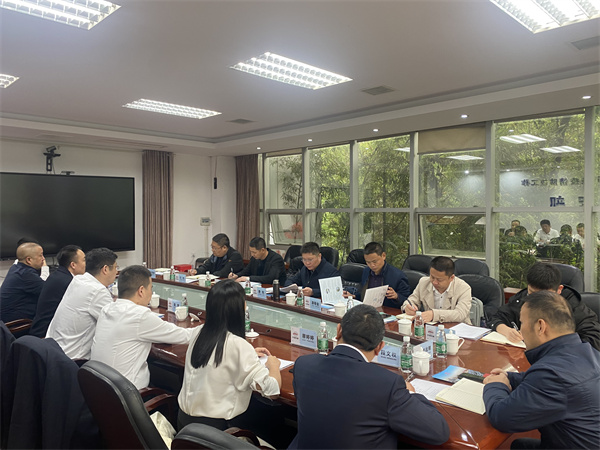 4月25日，縣委常委、副縣長(cháng)詹凱帶隊赴湖南參觀(guān)吉首智慧停車(chē)指揮中心，潘總、方總陪同調研。1.jpg