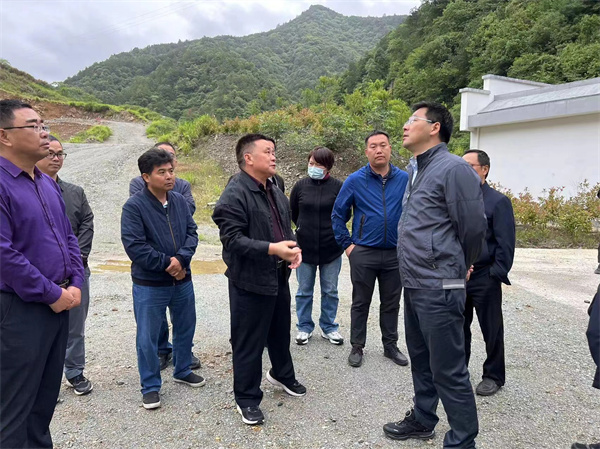 5月22日，王奇勇縣長(cháng)一行前往610礦調.jpg
