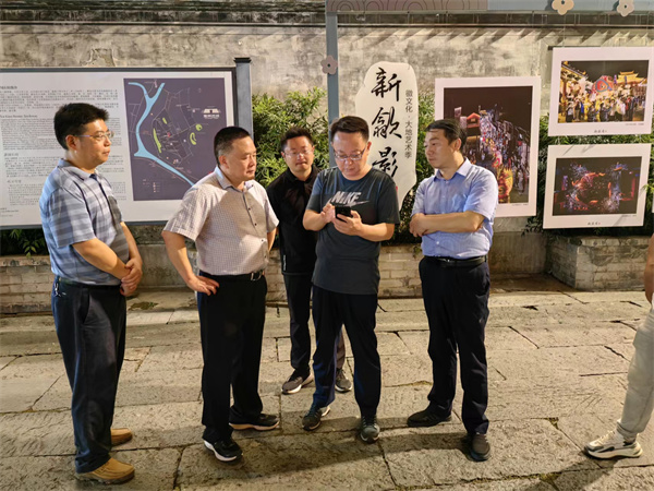 9月11日，汪凱書(shū)記夜間調研古城三期項目，對部分節點(diǎn)提升進(jìn)行指導，黃山徽投集團黨委書(shū)記、董事長(cháng)洪筱明，副總經(jīng)理張高峰陪同調研。.jpg