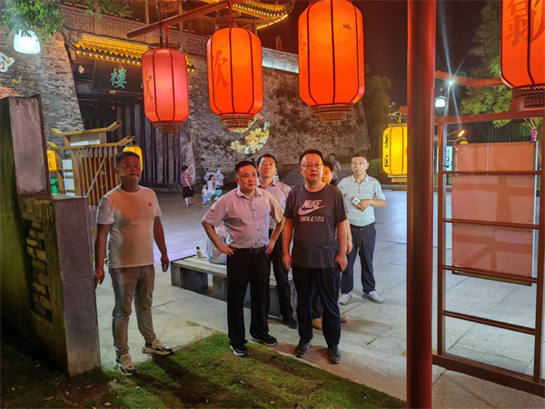 9月11日，汪凱書(shū)記夜間調研古城三期項目，對部分節點(diǎn)提升進(jìn)行指導，洪董，張總陪同調研。.jpg